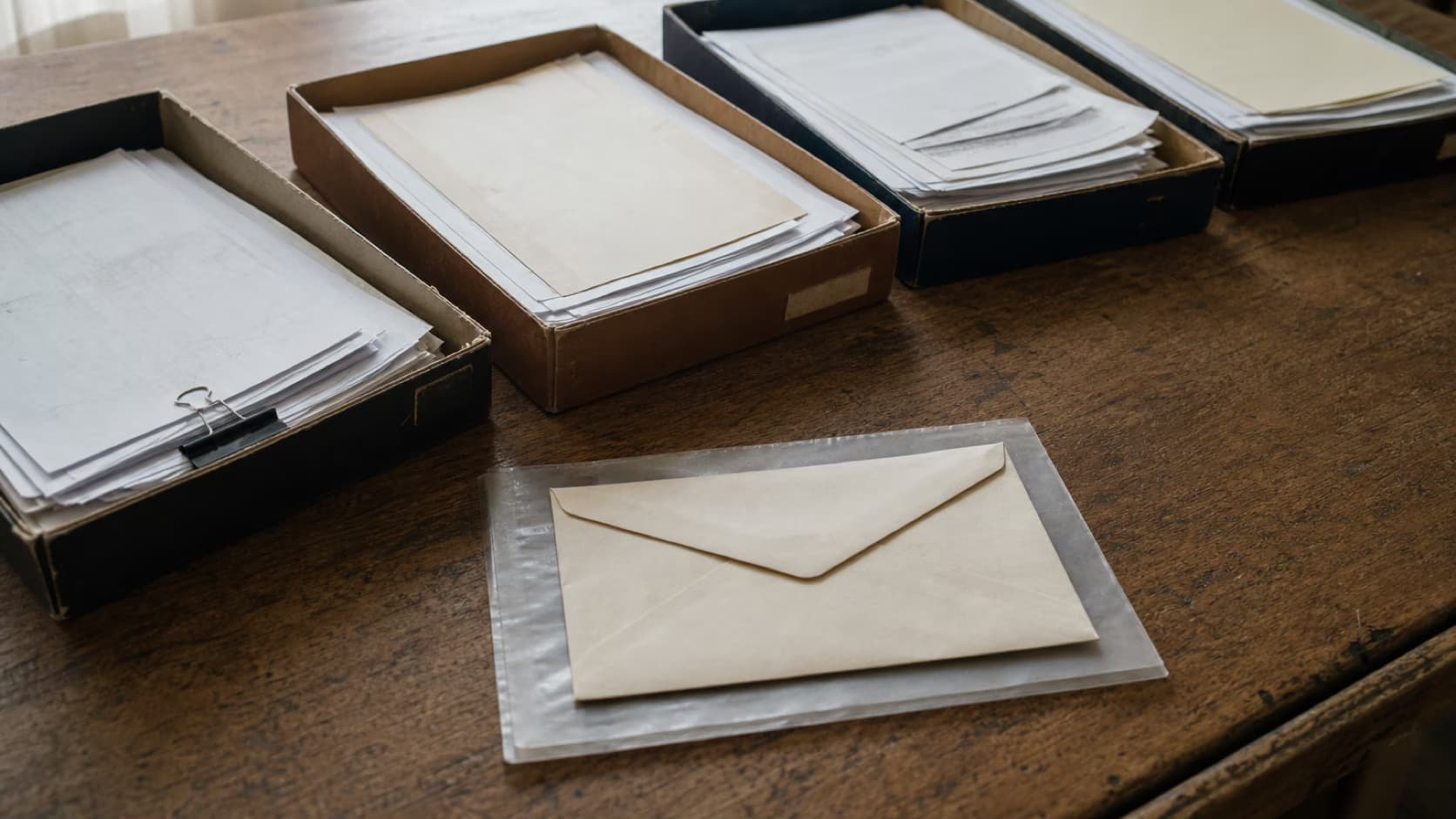 Pastas de dívidas são separadas por risco e custo, mantendo à frente um envelope reservado às despesas essenciais.