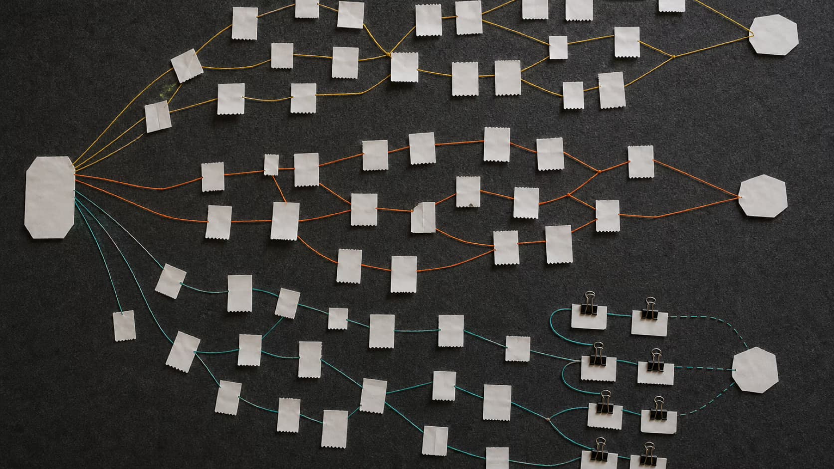 Mapa de papel conecta pequenas transações e evidencia padrões recorrentes.